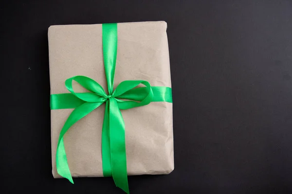 Gift Craft Paper Green Ribbon Black Background Confetti — ストック写真