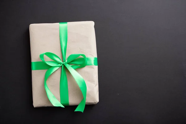 Gift Craft Paper Green Ribbon Black Background Confetti — Fotografia de Stock