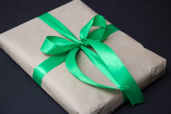 Gift Craft Paper Green Ribbon Black Background Confetti — Fotografia de Stock