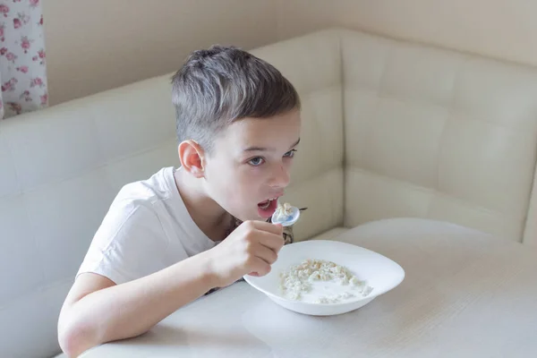 Child Eats Porridge Kitchen — Fotografia de Stock