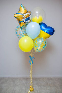 yellow and blue balloons, the inscription on the balloon 