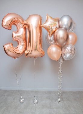 Duvarda pembe helyum balonları, folyo numaralı balonlar.