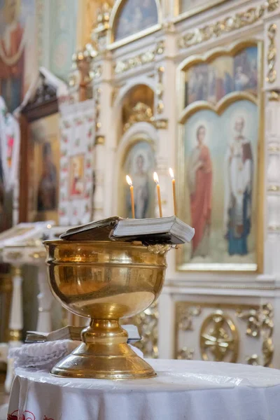 Velas Igreja Iluminada Contra Fundo Altar Uma Tigela Para Batismo — Fotografia de Stock