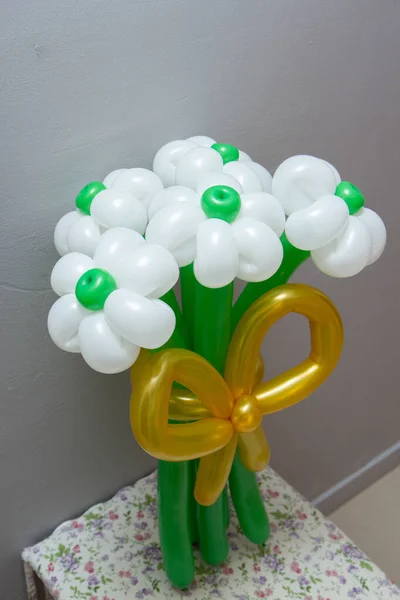 Bukett Vita Blommor Från Ballonger Bakgrunden Väggen — Stockfoto