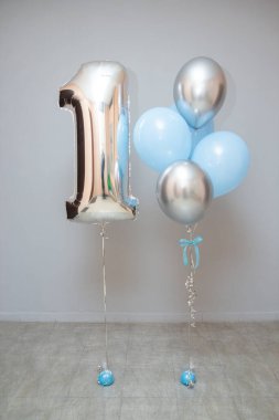 1 yıllık mavi ve gümüş balonlar, 1 numaralı gümüş folyo balonu.