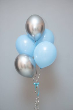 Mavi ve gümüş doğum günü balonları. Helyum balonlu bayram dekoru