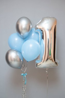 1 yıllık mavi ve gümüş balonlar, 1 numaralı gümüş folyo balonu.