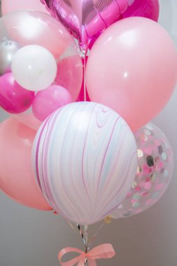 Duvarda pembe balon seti, helyum balonu dekoru