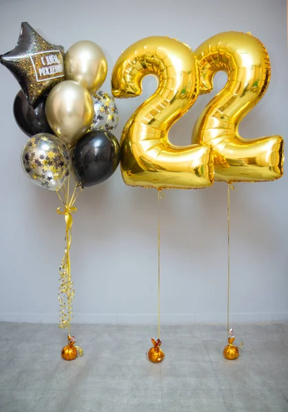 黑色和金色的生日气球 金箔22号 一组氦气气球 气球上的题词 生日快乐 — 图库照片