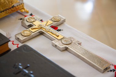 Kilisede masanın üzerinde büyük altın bir haç var.