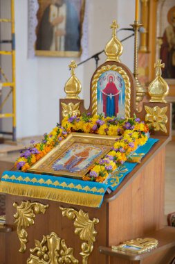 Simgeli ve mumlu altın sunak