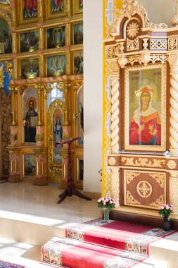 Kilisede sunaklar ve ikonlar