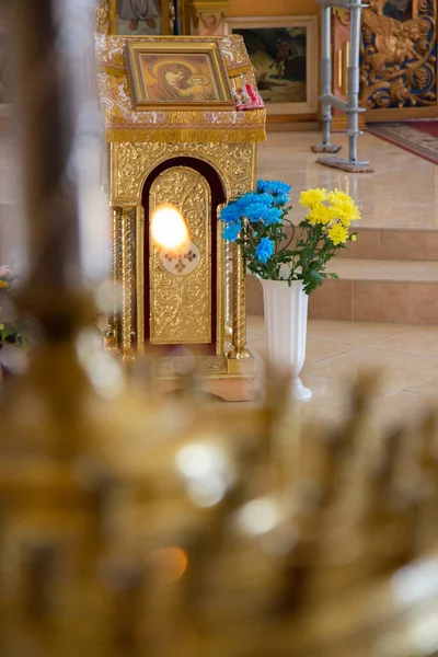 Fleurs Bleues Jaunes Dans Vase Dans Temple — Photo