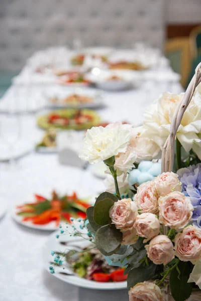 Sandwiches Snacks Een Tafel Met Een Witte Tafel Een Feestelijke — Stockfoto