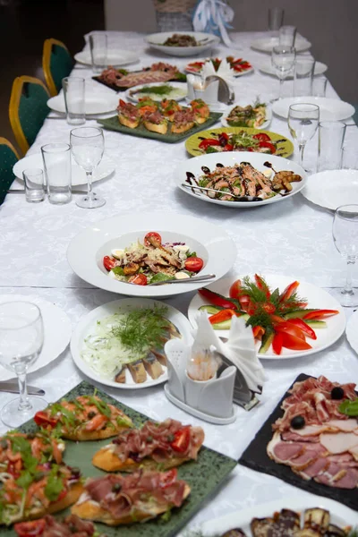 Sandwiches Snacks Een Tafel Met Een Witte Tafel Een Feestelijke — Stockfoto