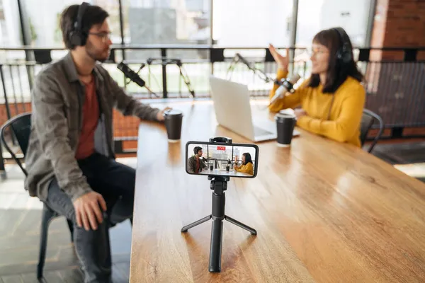 Kaksi Podcasteria Mies Nainen Puhuvat Tehdessään Live Videopodcastia Studiossa Käyttäen — kuvapankkivalokuva