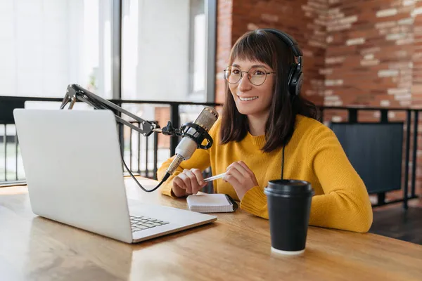 Jonge Glimlachende Vrouw Bril Die Haar Podcast Opneemt Uitzendt Studio — Stockfoto