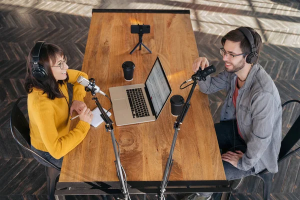 Dois Colegas Podcasters Fones Ouvido Óculos Atirando Podcast Vídeo Usando — Fotografia de Stock