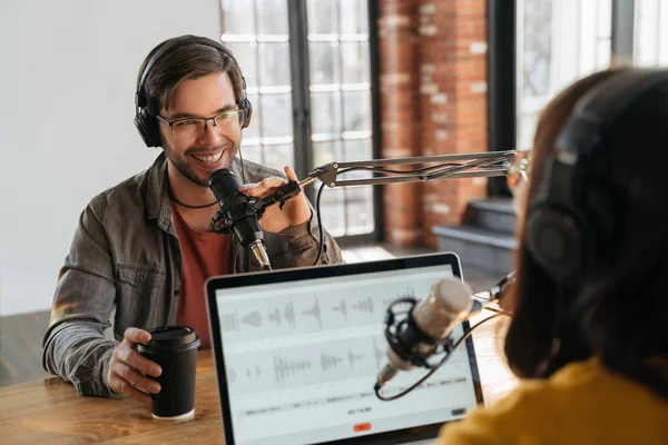 Vrouwelijke Podcast Maker Interviewt Een Knappe Glimlachende Mannelijke Gast Tijdens — Stockfoto