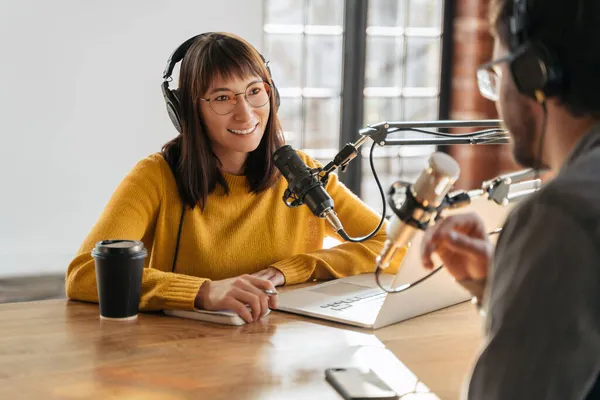 Podcasting Podcasters Homens Mulheres Entrevistam Uns Aos Outros Para Podcast — Fotografia de Stock