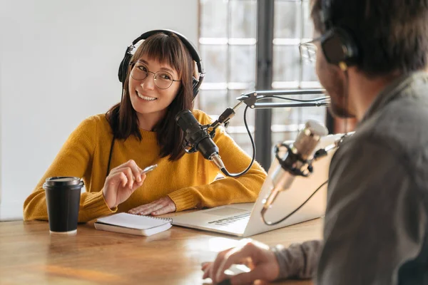 Radio Värdar Hörlurar Inspelning Podcast Studio Tillsammans Glada Kvinna Värd — Stockfoto