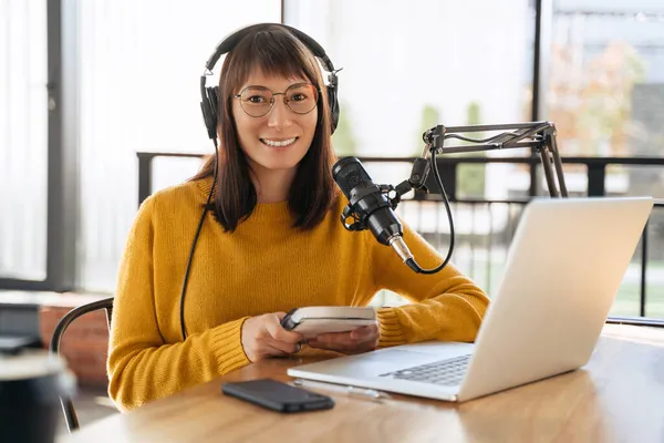 Portret Van Vrolijke Vrouw Gastheer Streaming Audio Podcast Met Behulp — Stockfoto