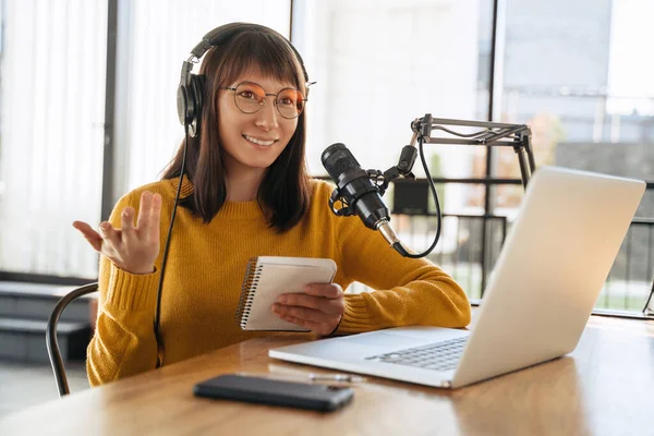 Bela Podcaster Feminina Fones Ouvido Óculos Gesticular Enquanto Streaming Podcast — Fotografia de Stock
