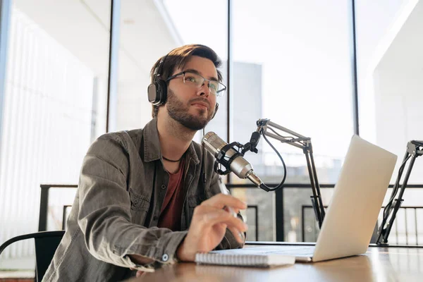 Jonge Man Gastheer Koptelefoon Bril Zitten Aan Tafel Streaming Audio — Stockfoto