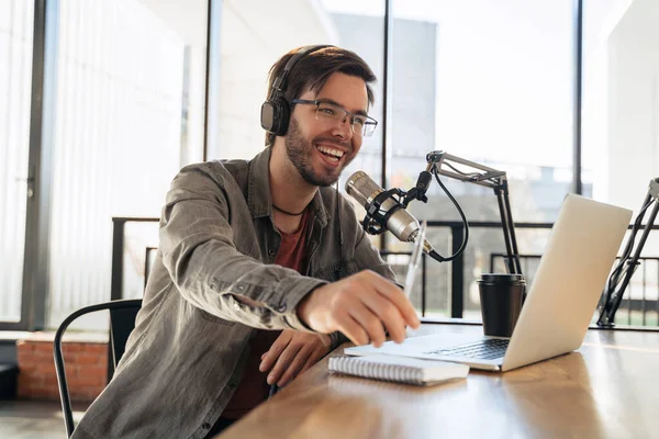 Jovem Anfitrião Fones Ouvido Óculos Desfrutando Podcasting Estúdio Falando Microfone — Fotografia de Stock