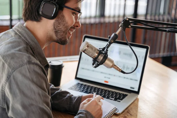 Close Homem Podcaster Influenciador Blogueiro Sorrindo Transmitir Seu Podcast Áudio — Fotografia de Stock