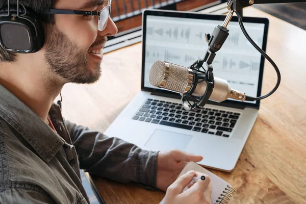 Anfitrião Alegre Transmitindo Seu Podcast Áudio Usando Microfone Laptop Segurando — Fotografia de Stock