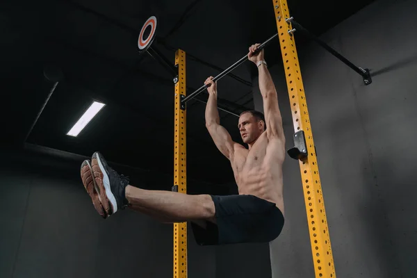 Gespierde Brutale Shirtloze Crossfit Atleet Doet Buikspieroefeningen Horizontale Balk Calisthenics — Stockfoto