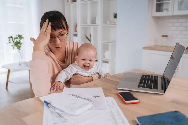 Unglücklich Frustrierte Alleinerziehende Mutter Mit Weinenden Kindern Die Versuchen Hause — Stockfoto