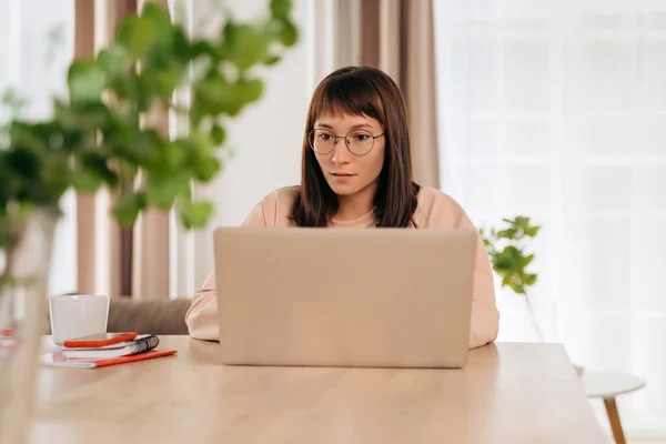 Serious Business Woman Wearing Glasses Working Home Looking Laptop Screen — Fotografia de Stock