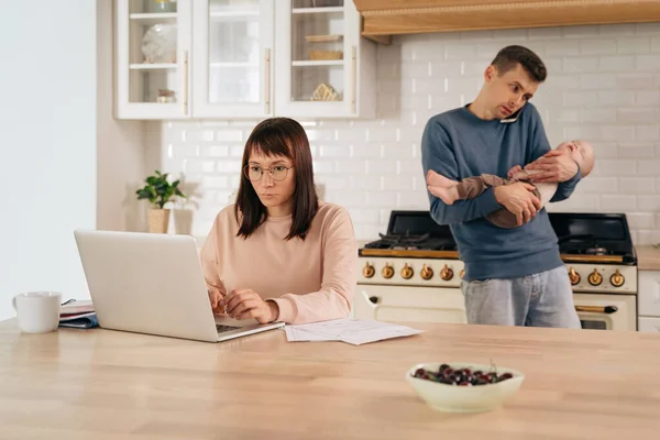 Begreppet Pappaledighet Och Könsroller Familjen Ung Affärskvinna Använder Laptop För — Stockfoto