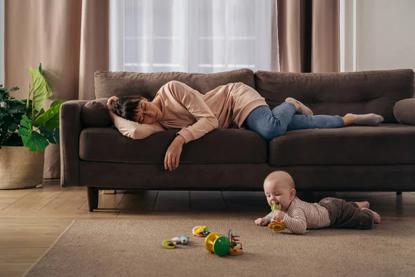 Mladá Unavená Matka Trpí Nedostatkem Spánku Spí Pohovce Zatímco Její — Stock fotografie