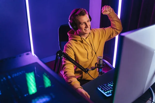 Happy professional gamer streaming his video game at home — Fotografia de Stock