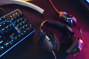 Neon renginde profesyonel oyun ve yayın kurulumu