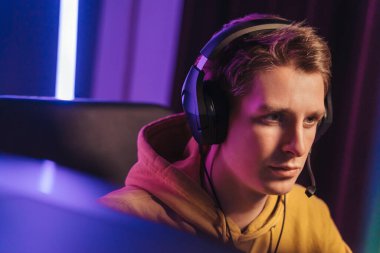 Genç siber sporcu canlı video oyunu