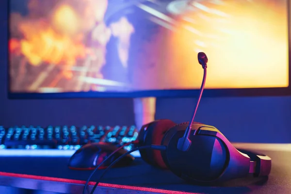 Professional setup for playing computer video games and live streaming — Stockfoto