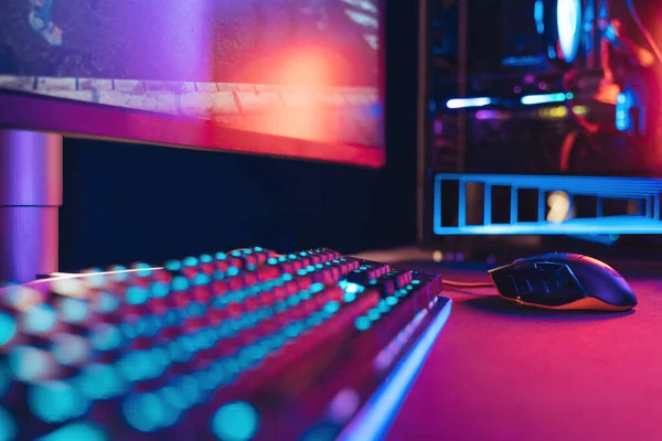 Pro Gaming Desktop in Neonfarben Nahaufnahme — Stockfoto