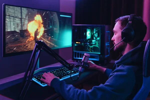 Young pro cyber streamer playing online video games — Stock Photo, Image