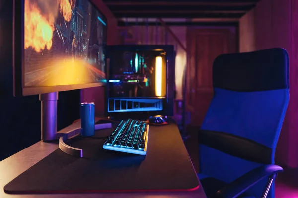 Neon odada profesyonel oyun bilgisayarı kurulumu — Stok fotoğraf