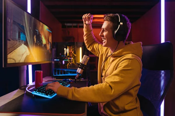 Pro gamer streamer feel exited while participating in online tournament — Stock fotografie
