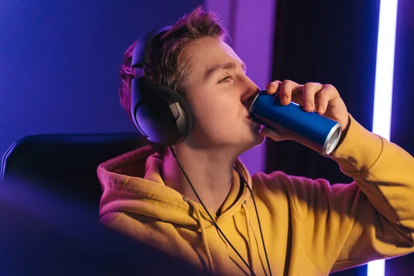 Pro gamer bebiendo bebida energética por la noche —  Fotos de Stock