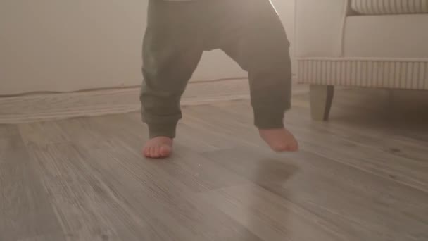 Γυμνά Ποδαράκια Περπατάνε Στο Πάτωμα Από Κοντά Μωρό Μαθαίνει Περπατάει — Αρχείο Βίντεο