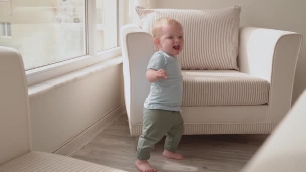 Szczęśliwy Chłopiec Który Wyszedł Uczy Się Chodzić Salonie Uśmiechając Się — Wideo stockowe