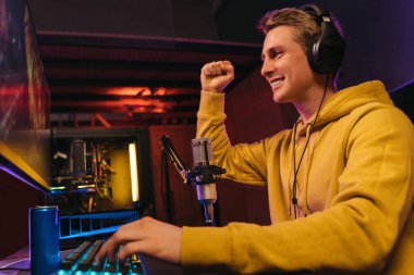 Siber sporcunun canlı yayını var ve kazanan hareketi yapıyor.