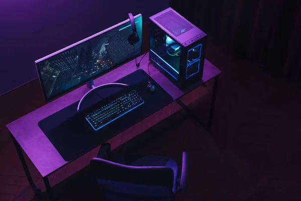 Pro gamers empty workspace in neon lights — Zdjęcie stockowe