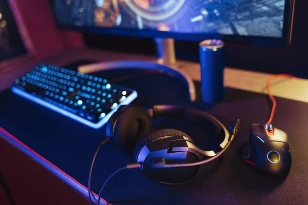 Professional gaming setup in neon lights laying on desktop — Stockfoto